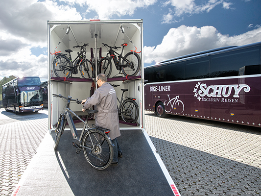 Schuy Exclusiv Reisen_Bistro-Bus_Bikeliner Fahrradanhänger