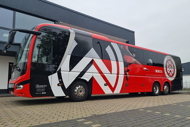 Schuy Exclusiv Reisen_Partner im Profisport_Mannschaftsbus SV Wehen Wiesbaden_Fußball_Bundesliga