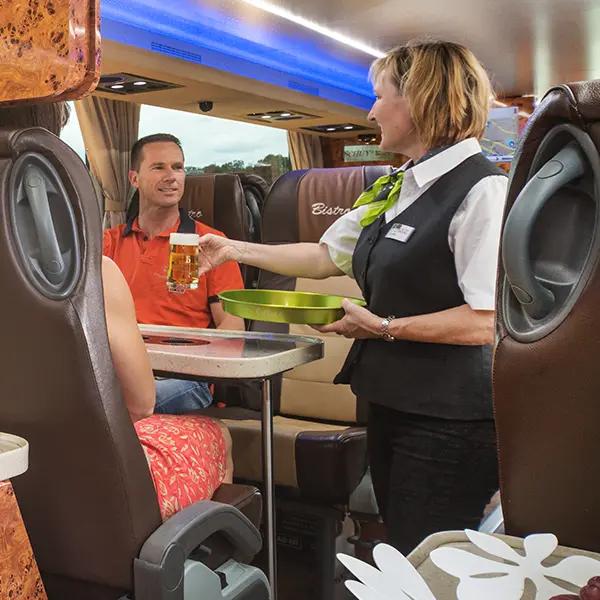 Bord-Stewardess serviert im Bistro Bus.