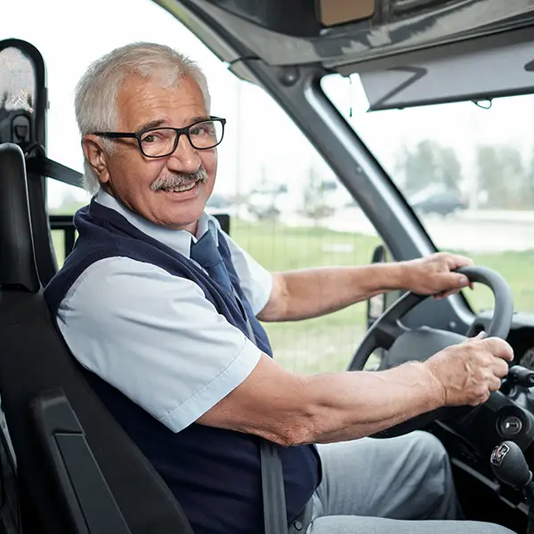 Schuy Bus-Chauffeur im Bus am Lenkrad.