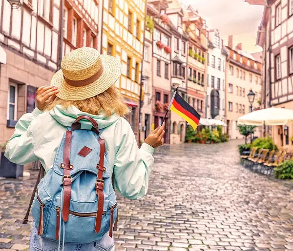 Frau mit Deutschlandfahne in der Altstadt von Nürnberg in Bayern, Deutschland.