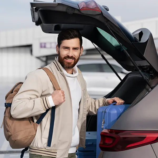 Mann entlädt sein Auto auf dem Schuy Kundenparkplatz.