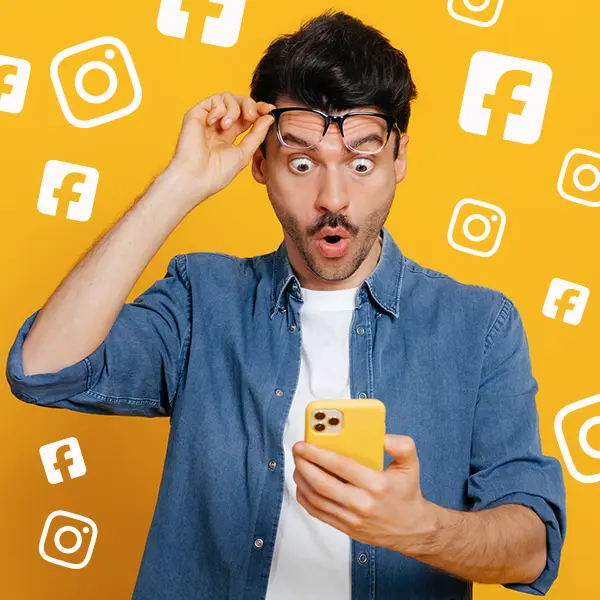 Mann ließt Schuy Reisen Beitrag auf Facebook und Instagram auf dem Handy.