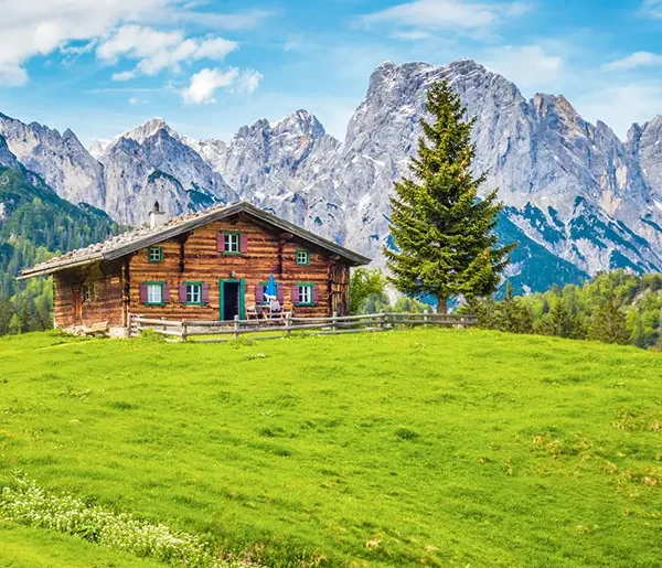 Holzhütte in den Alpen in Österreich.