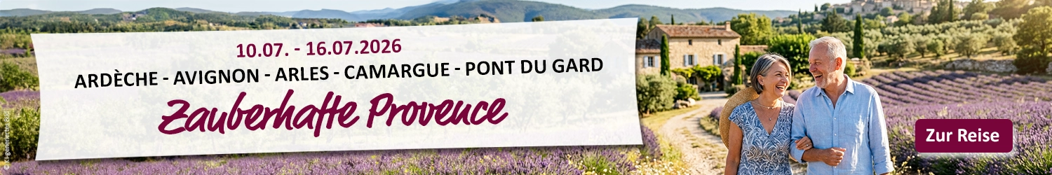 Glückliches Paar inmitten einer Lavendel-Landschaft in der Provence, Frankreich.