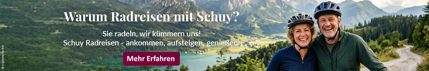 Ein glückliches Paar Radfahrer vor einer Berglandschaft.