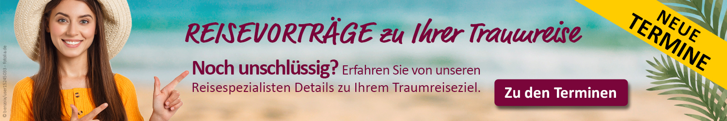 Eine Frau mit Sonnenhut, vor einem verschwommenen Strandhintergrund, zeigt auf die Reisevorträge Termine.