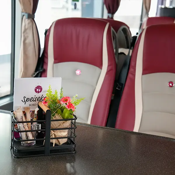 Blick ins Bord-Bistro des 5* Schuy-SUPERIOR-Bistro-Bus.