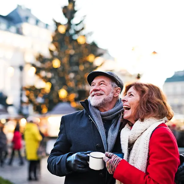 Pärchen beim Weihnachtsmarktbesuch während einer Tagesfahrt.