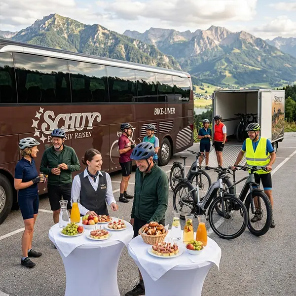 Eine Radgruppe vor dem Schuy Bikeliner Bus , erfreuen sich an einem kleinen Fingerfood Buffet.