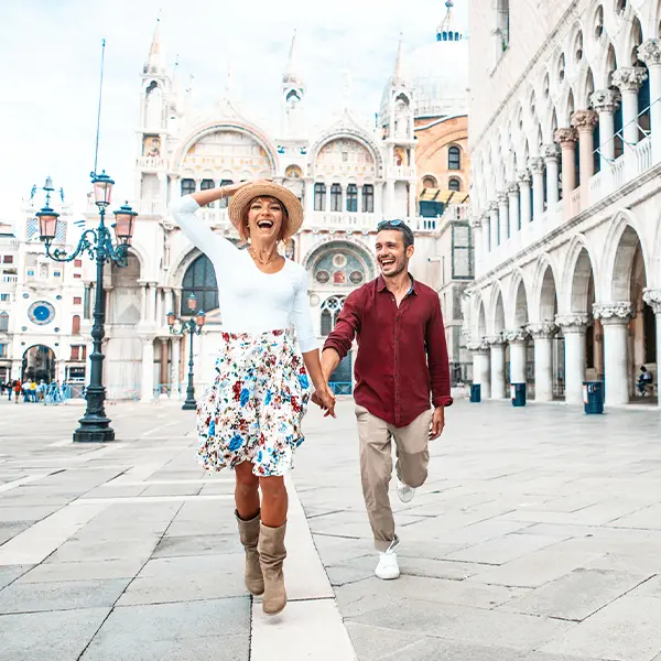 Glückliches Paar beim Sightseeing in Venedig während einer Italien Busreise.