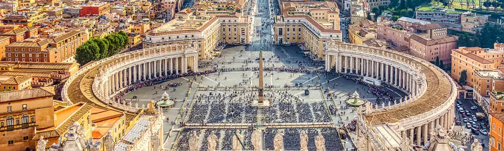 Blick auf Petersplatz im Vatikan während einer Italien Busreise.