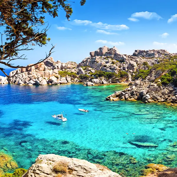 Blick auf die Bucht Capo Testa auf Sardinien während einer Italien Busreise.