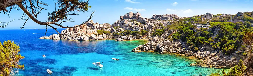 Blick auf die Bucht Capo Testa auf Sardinien während einer Italien Busreise.