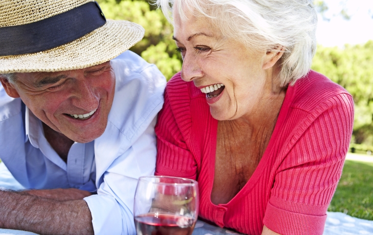 Ältere Paare, die zusammen Picknick genießen