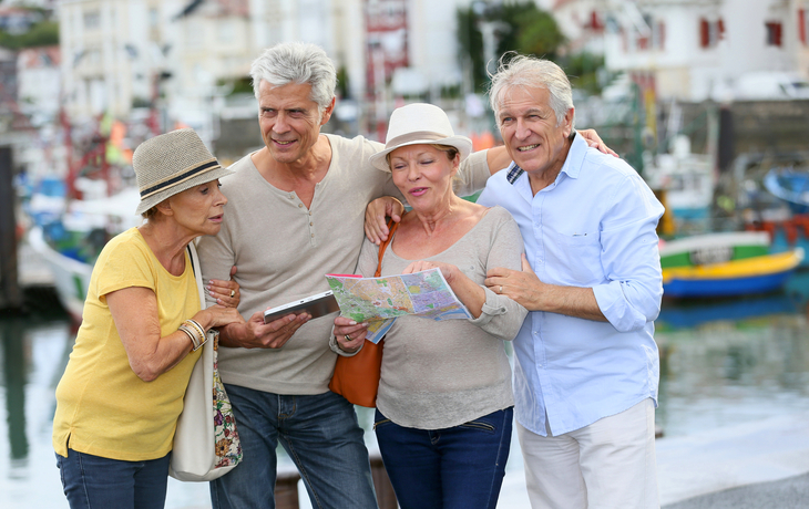 ältere Paare schauen auf der Reise auf die Karte