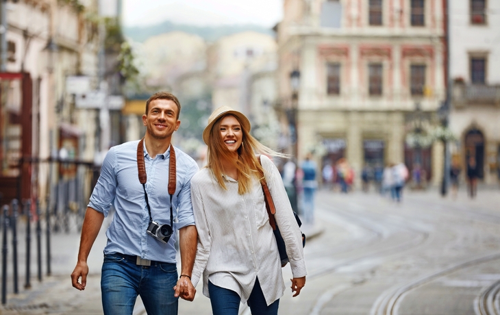Touristische paar Reisen, auf der Straße