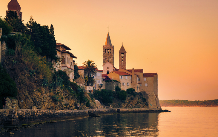 Blick auf die Stadt Rab auf der gleichnamigen Insel, Kroatien
