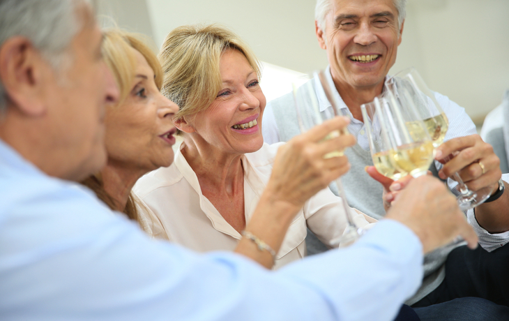 Gruppe von Senioren, die mit Champagner feiern