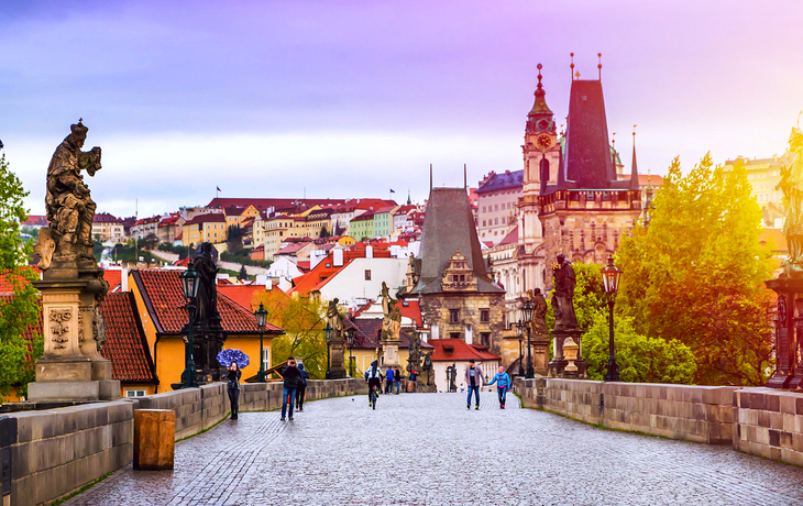 Sonnenuntergang auf der Karlsbrücke in Prag, Tschechien