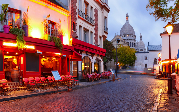 Place du Tertre und Sacre-Coeur am Morgen im Viertel Montmartre in Paris, Frankreich