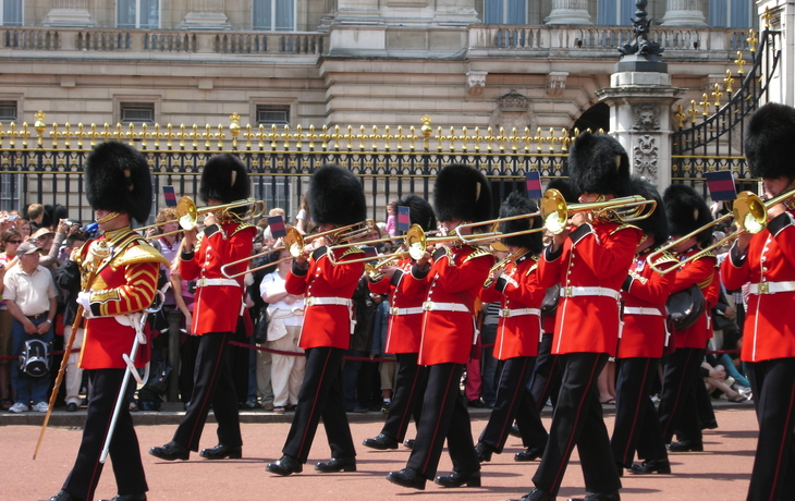 Wachablösung vor dem Buckingham Palace in London, Vereinigtes Königreich