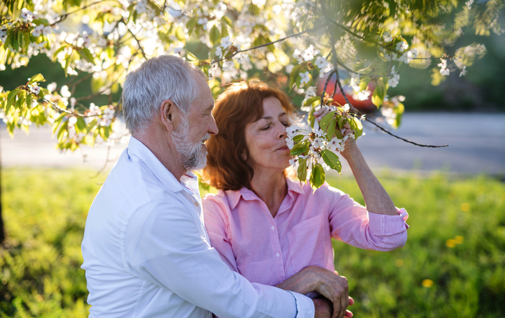 älteres verliebtes Paar draußen in der Frühlingsnatur