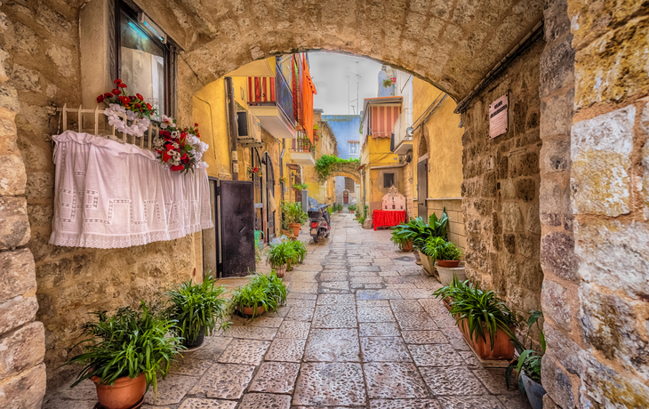 Gasse in Bari in Apulien, Italien