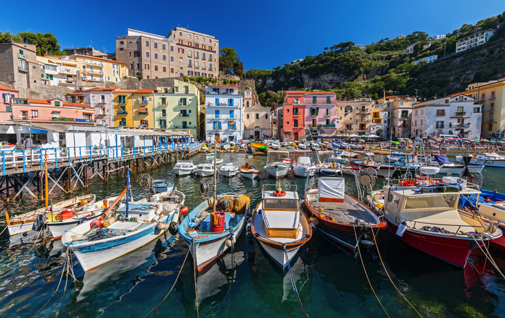 kleine Fischerboote im Hafen Marina Grande in Sorrent