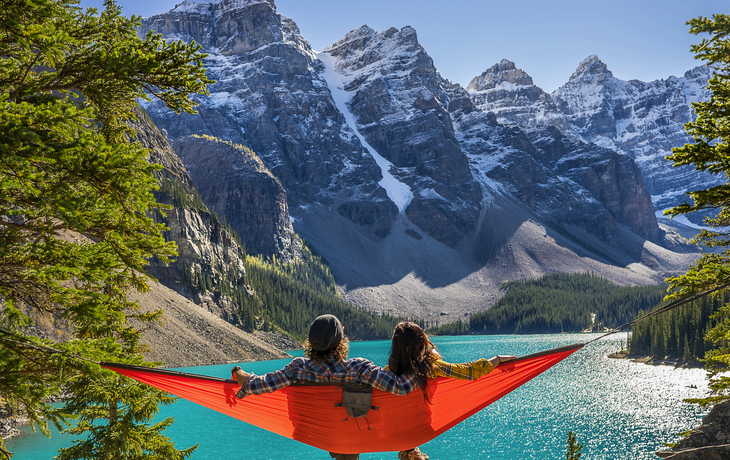 Blick aus der Hängematte auf den Lake Moraine und die kanadischen Rocky Mountains