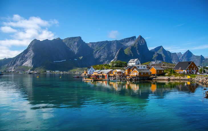 Fischerdorf in der Nähe von Reine auf der Insel Moskenesøya, Lofoten