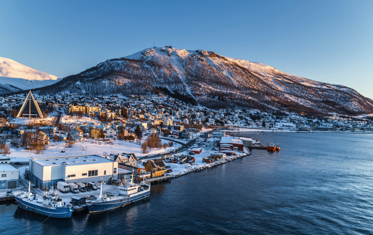 Luftaufnahme der Stadt Tromsø im Winter