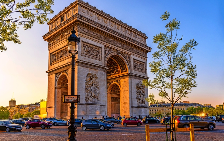 Paris Arc de Triomphe (Triumphbogen), Platz Charles de Gaulle in Chaps Elysees bei Sonnenuntergang, Paris, Frankreich.