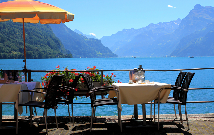 Mittagspause am Vierwaldstätter See mit Blick auf die Berge