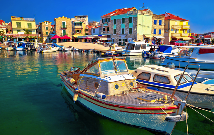 Vodice an der dalmatinischen Küste Kroatiens