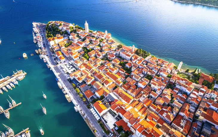 Luftaufnahme der historischen Stadt Rab