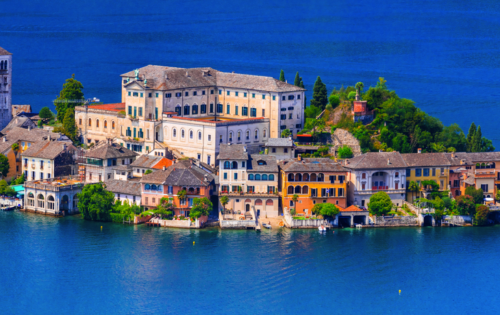 Isola San Giulio im Lago d'Orta im Piemont, Italien