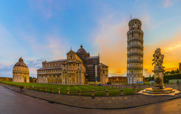 Schiefer Turm und Dom Santa Maria Assunta am Piazza dei Miracoli in Pisa, Italien