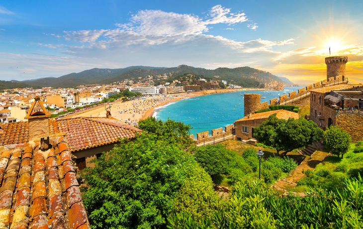 Tossa de Mar - Blick von der mittelalterlichen Burg entlang der Costa Brava-Küste des Mittelmeers