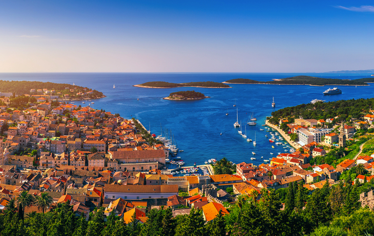 Panoramablick auf das Archipel vor Hvar