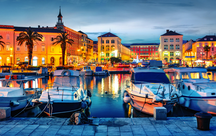 farbenfrohes Abendbild der Stadt Split