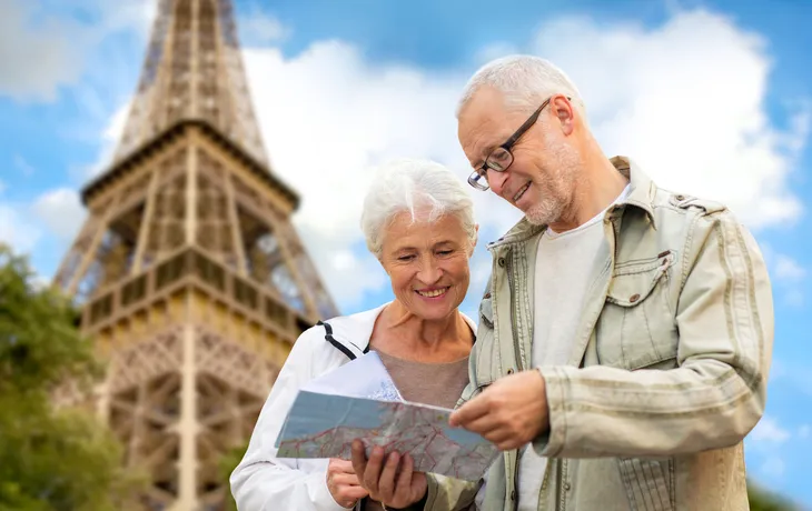 älteres Paar beim Sightseeing in Paris vor dem Eiffelturm