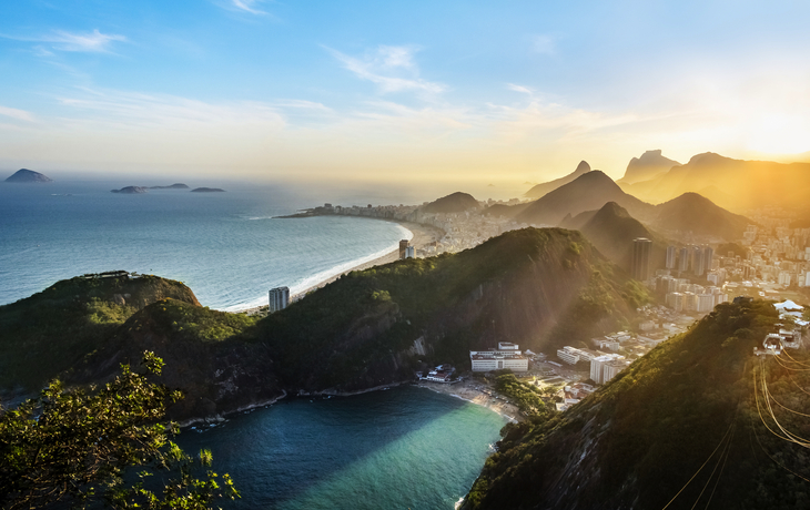 die Copacabana und Praia da Urca bei Sonnenuntergang in Rio de Janeiro, Brasilien