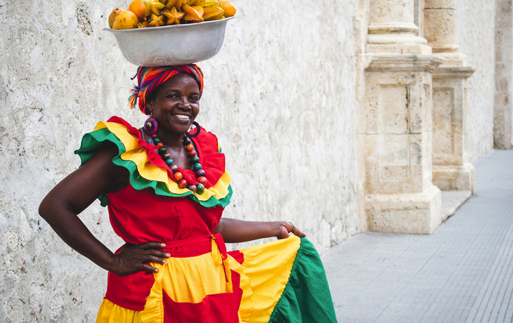 traditionelle Palenquera-Straßenverkäuferin in Cartagena