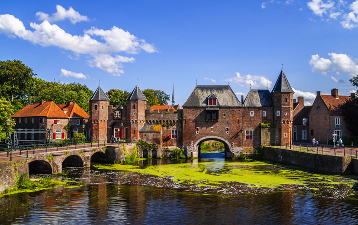 Amersfoort - Mittelalterliche Stadtmauer Koppelpoort und der Eem Fluss