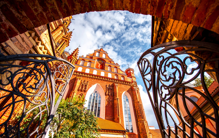 Vilnius in Litauen: links Annenkirche, rechts Kirche des Franz von Assisi