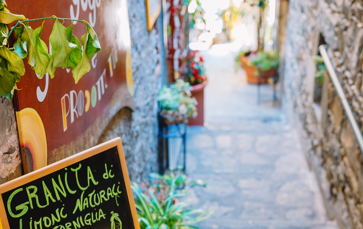 Weidenkorb voller Zitronen auf der italienischen Straße von Corniglia