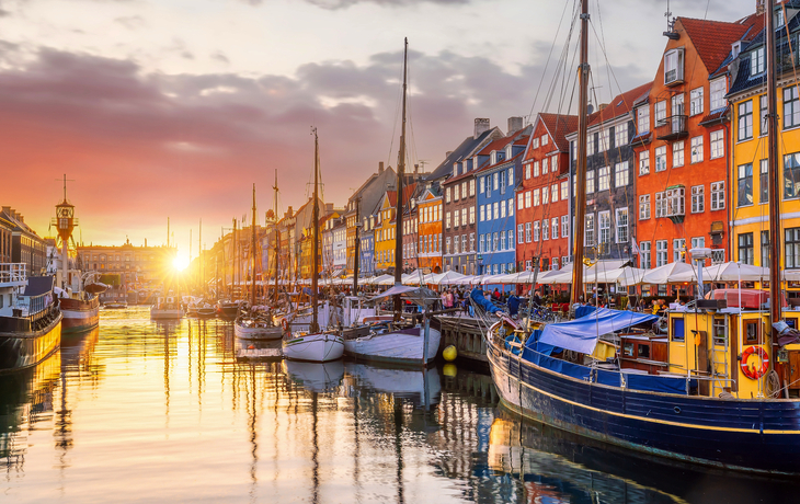 Skyline von Kopenhagen in Dänemark am berühmten alten Nyhavn-Hafen