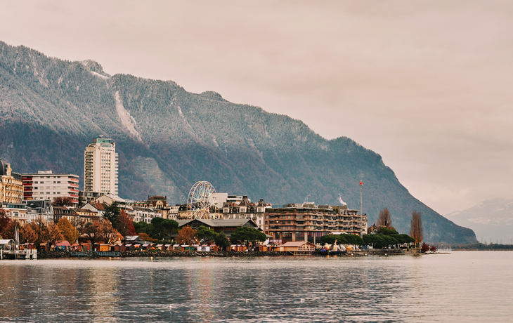 Winterlandschaft der Stadt Montreux mit Weihnachtsmarkt