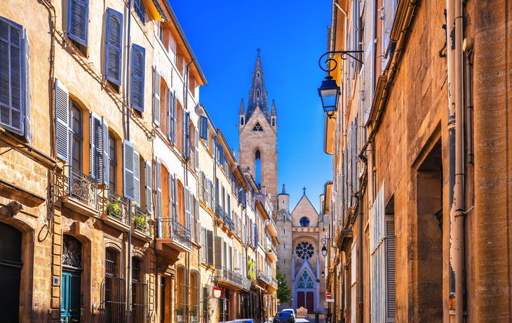 Aix En Provence - malerische Gasse und Blick auf die Kirche
